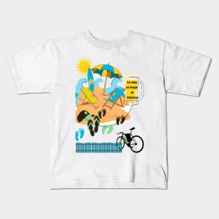 Summer. Summer Vacation. Phrase in Spanish, phrase in Castilian: Life is better in flip flops. Kids T-Shirt